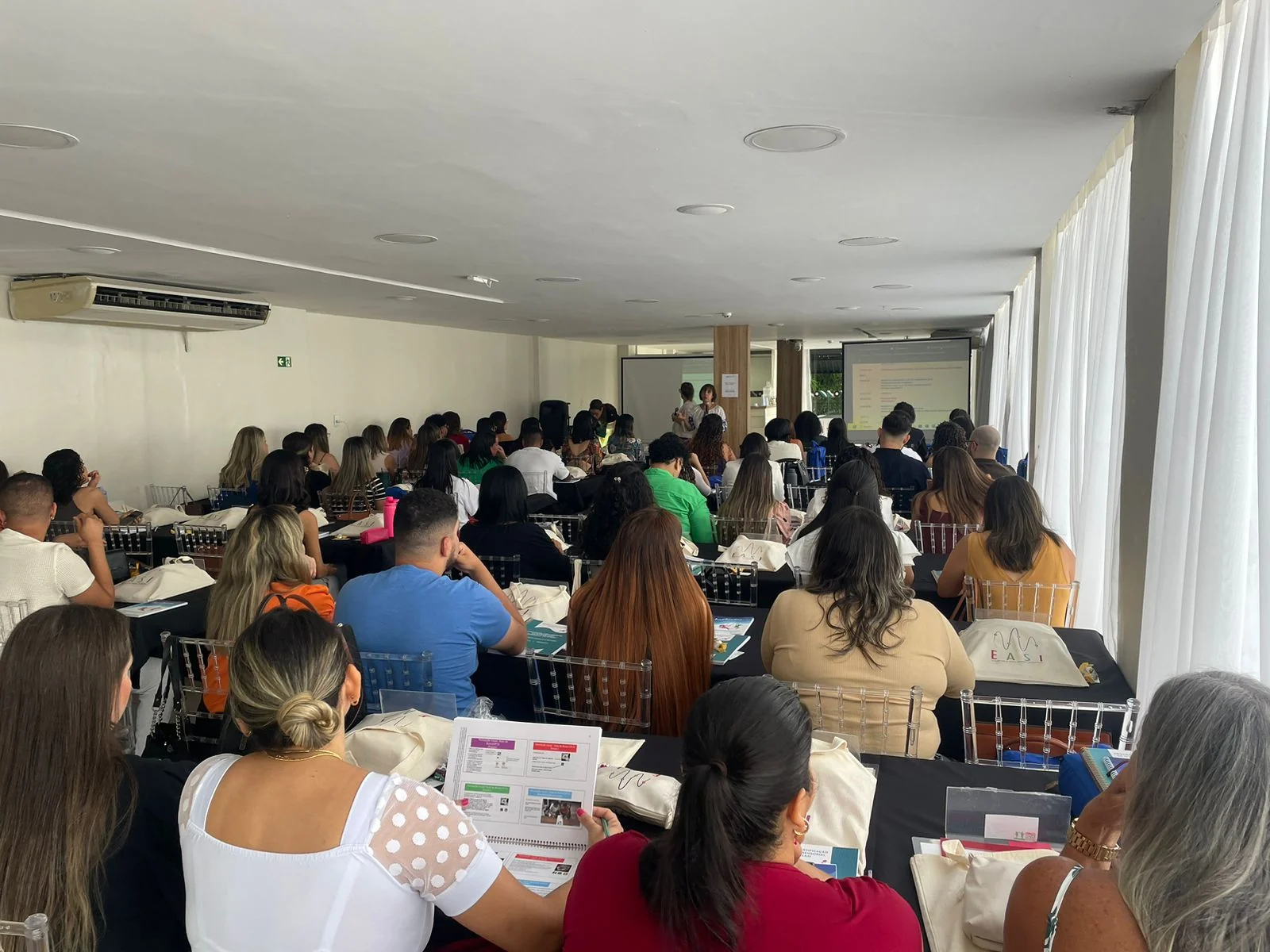 Treinamento corporativo no salão